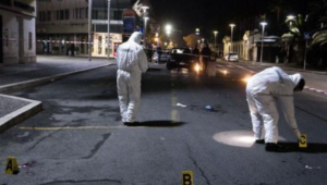 Agguato di camorra a Secondigliano: fuoco contro due giovani