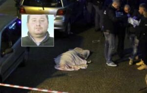 Spari ad Acerra, uomo ucciso sotto casa: la vittima è un pregiudicato