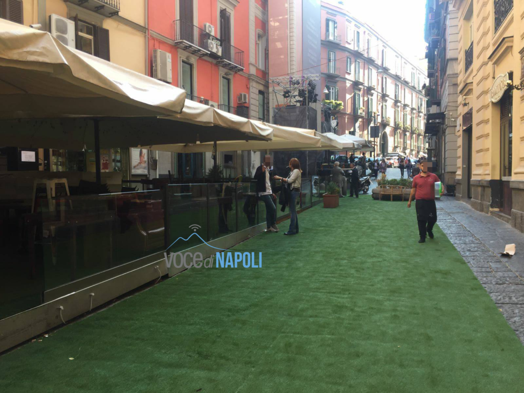 Piazzetta Rodinò blindata per il party Philip Morris, cittadini di nuovo in trappola