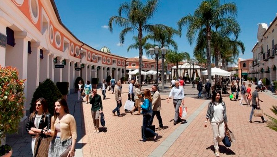 Allarme bomba all'Outlet La Reggia: sul posto gli artificieri