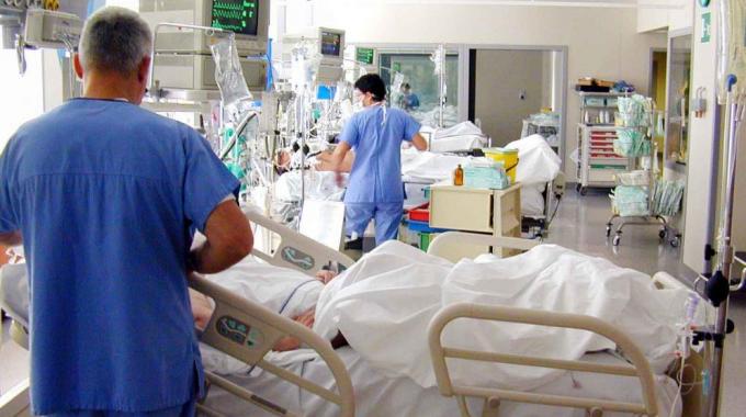 Allarme meningite per una ragazza universitaria: ricovero immediato