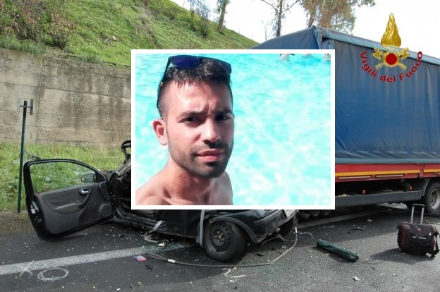 Drammatico incidente tra un'auto e un camion. Un ragazzo campano, originario della provincia di Caserta è morto nello scontro a soli 25 anni. Una vera tragedia che si è consumata poco dopo le 11 di martedì mattina.