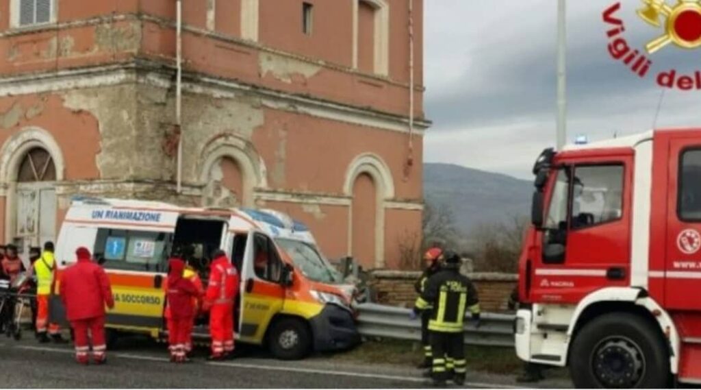 Conducente dell'ambulanza ha un infarto, il mezzo con a bordo una donna si schianta contro un muretto