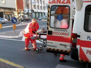 Napoli, bus sbanda e provoca incidente: infarto per il conducente