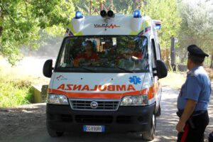 Covid a Napoli, paziente positivo bloccato in ambulanza per 24 ore