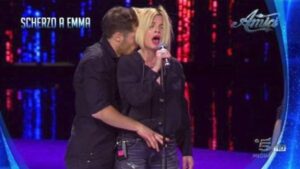 Amici di Maria de Filippi: è bufera dopo lo scherzo ad Emma Marrone