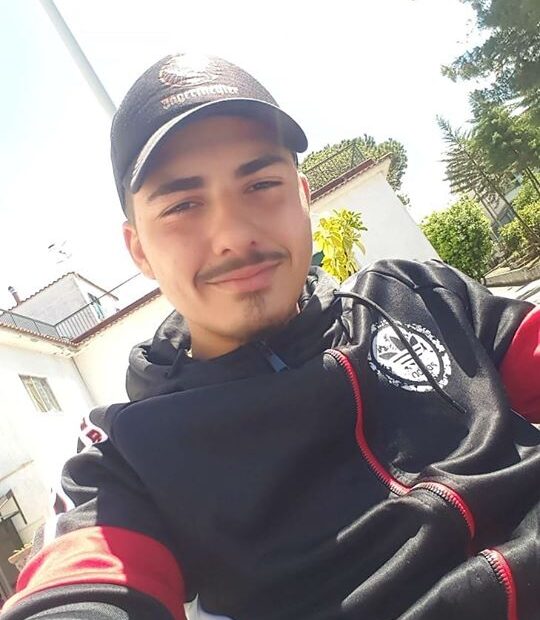 “Forza, siamo tutti con te, ti aspettiamo”. L’appello degli amici al giovane in coma dopo l’incidente