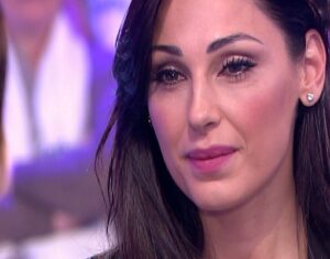 Imprevisto doloroso per Anna Tatangelo, la cantante è parsa visibilmente provata