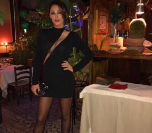 Anna Tatangelo sempre più sexy alla prima di Natale al Sud