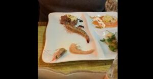 Napoli, ordinano il crudo di pesce al ristorante ed hanno una bella sorpresa