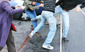 Maxi rissa nel parco acquatico a causa di alcuni sguardi ad una ragazza