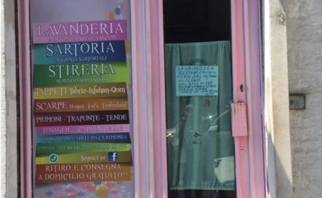 Napoli, la lavanderia chiude per stress: l'ironia napoletana