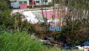 Discarica a cielo aperto ad Agnano, l'allarme dei residenti: "Vicino c'è una scuola"