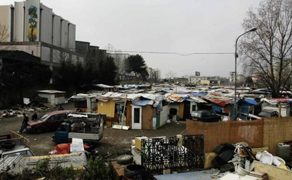 Napoli, il Comune approva la delibera: campo rom a Poggioreale
