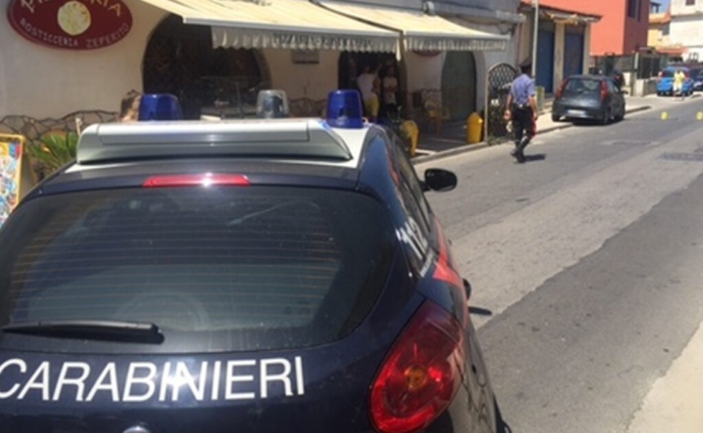 Licola, panico fra la gente: prima un litigio e poi gli spari. Ferito un uomo