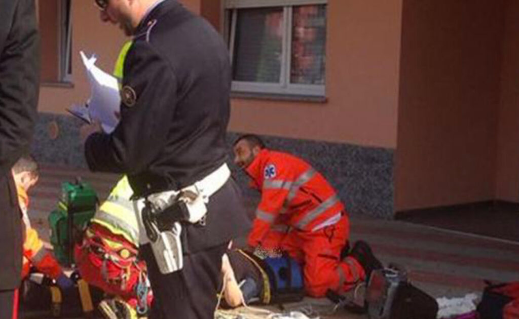 Ritrovato dagli amici per strada in gravi condizioni: è caduto al balcone