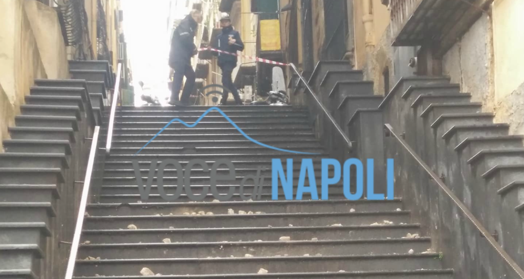 Caduta calcinacci in piazzetta Carolina, atteso l'intervento dei Vigili del fuoco