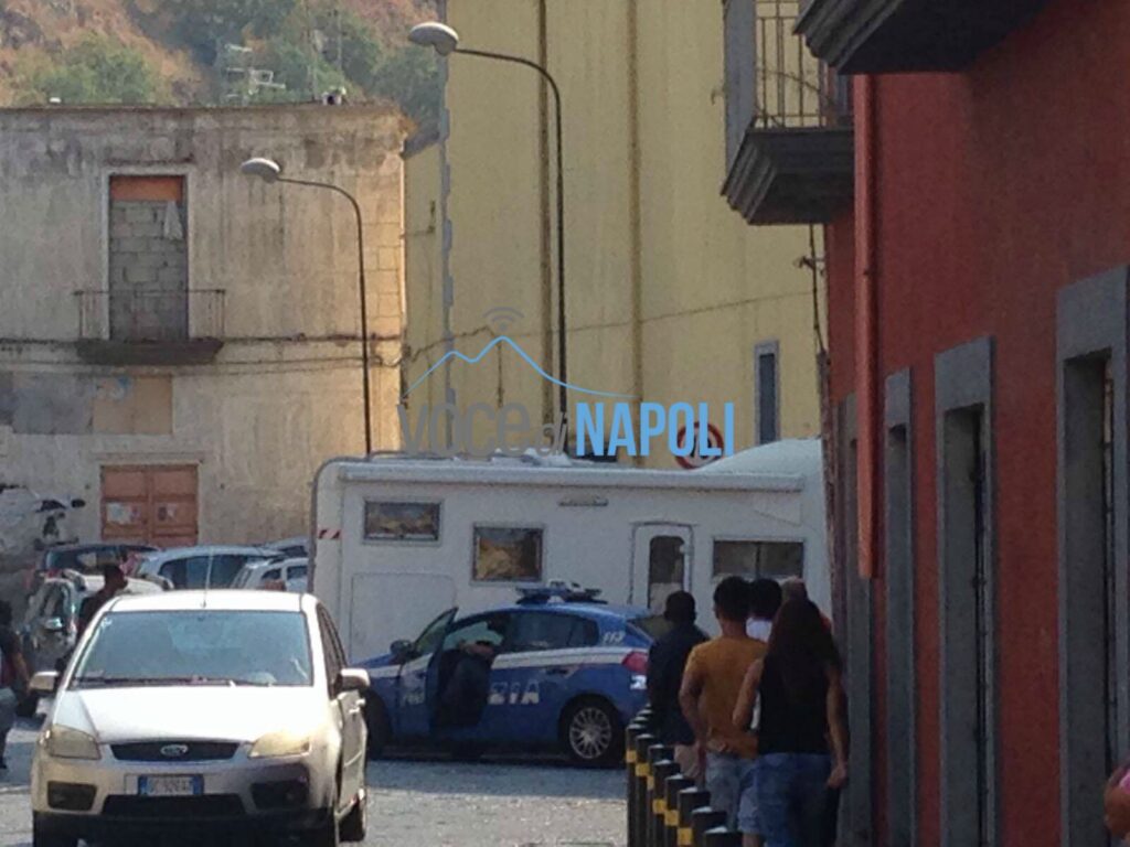 Follia in strada a Pianura, uomo minaccia passanti con una scacciacani: fermato dalla polizia