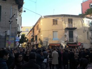 Napoli, una vigilia in festa: marea di persone in centro città