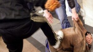 Napoli, terrore in centro: minorenne torturato da baby gang