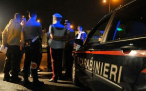 Vuole vendicare l'amico accoltellato, viene colpito da diversi colpi di pistola