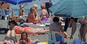 anziano muore in spiaggia a portici