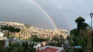 Napoli, dall'allerta meteo all'arcobaleno: traffico in tilt per ammirare il gioco di luci