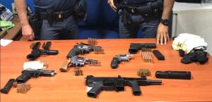 Blitz della polizia al Rione Traiano, sequestrato l'arsenale della camorra