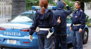 Arrestato un 17enne, aggrediti i poliziotti dell'operazione