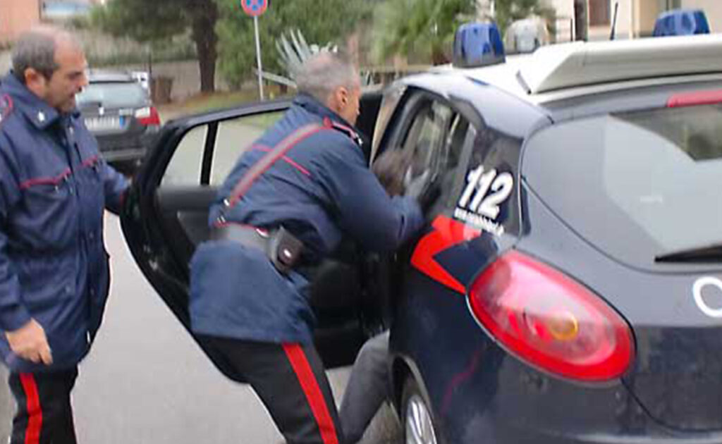 Extracomunitario aggredisce persone con una mazza e a morsi