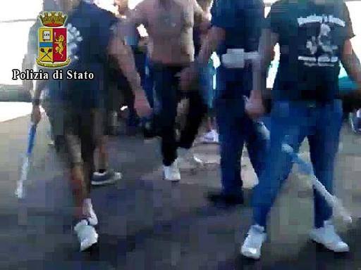 Assalto in autogrill: cento ultras milanisti contro 15 napoletani. La polizia evita il peggio