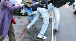 Assurda rissa a Giugliano: litigano nel traffico, arriva la polizia