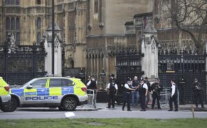 Attacco a Londra, l'Isis rivendica l'attentato che ha causato 4 morti e diversi feriti