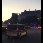 Attentato sugli Champs Elysees a Parigi: poliziotto ucciso, gravi altri due. Morto l'assalitore: aveva annunciato tutto via Telegram. Isis rivendica