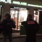 Attentato sugli Champs Elysees a Parigi: poliziotto ucciso, gravi altri due. Morto l'assalitore: aveva annunciato tutto via Telegram. Isis rivendica