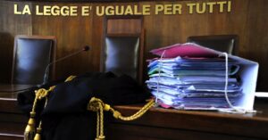 Errore giudiziario a Napoli: 36 indagati per riciclaggio evitano il processo
