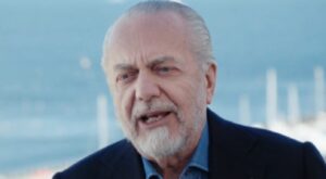 Aurelio De Laurentiis è il presidente di Serie A positivo al coronavirus. Il patron del Napoli, inoltre, non sarebbe asintomatico. Con lui, positivo anche un familiare. Nei giorni scorsi, anche un dirigente del Napoli sarebbe stato trovato positivo al virus. La situazione – come riporta ilnapolista – sarà tenuta sotto controllo. Nei mesi scorsi, il presidente del Napoli ha subito una forma importante di polmonite. Non sappiamo se De Laurentiis sia il solo presidente di club positivo al virus. Questa notte Repubblica ha scritto che uno tra i presidenti che ieri ha partecipato all’Assemblea di Lega, è stato riscontrato positivo ma non aveva rivelato il nome.