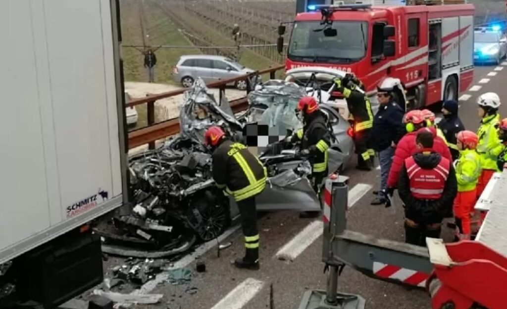 Drammatico incidente nel Barese, auto contro tir: quattro vittime