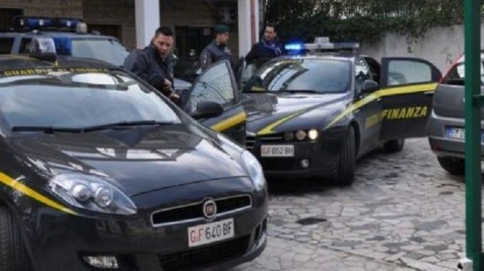 Napoli, blitz al "Borgo" della guardia di finanza: sequestrato 1,4kg di droga