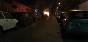 Auto in fiamme a Bagnoli: pericolo veleni nell'aria