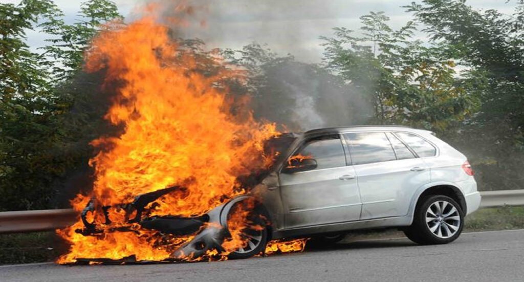 Drammatico incidente autostradale: auto in fiamme e motocicletta al suolo
