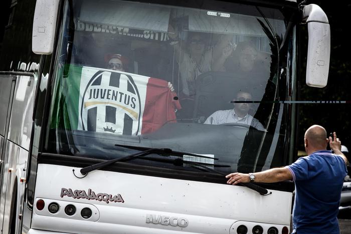 Autobus tifosi Juve speronato da gruppo di napoletani: nessun ferito