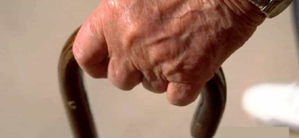 Aversa, anziano aggredisce violentemente una donna