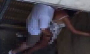 Avvocatessa beccata in auto con l'amante, scappa nuda per la strada