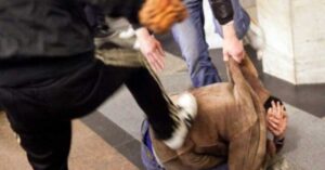 Uomo aggredito da baby gang, finisce in ospedale per i colpi subiti