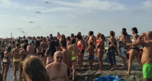 Bambina di 4 anni sparisce sul noto lido nel Napoletano: paura in spiaggia