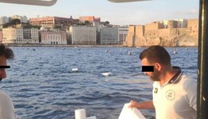 Castel dell'Ovo, barca affonda: salve le due persone a bordo