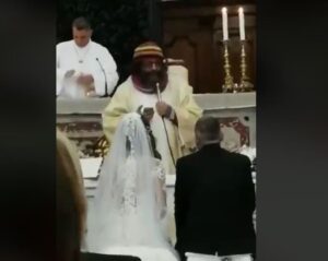 Prete celebra matrimonio con "Oh Vita" anziché "Ave Maria"