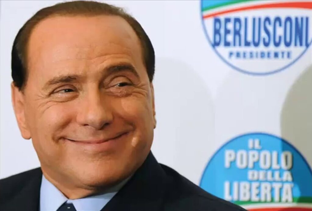 Berlusconi di nuovo in ospedale: due dita fratturate