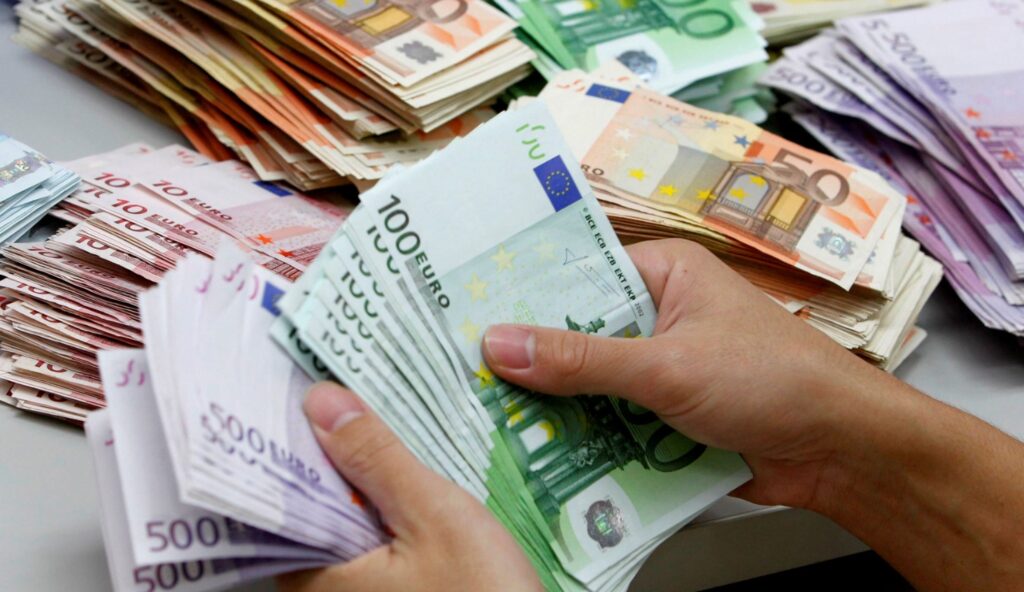 Bidello muore a 92 anni: lascia un'eredità milionaria